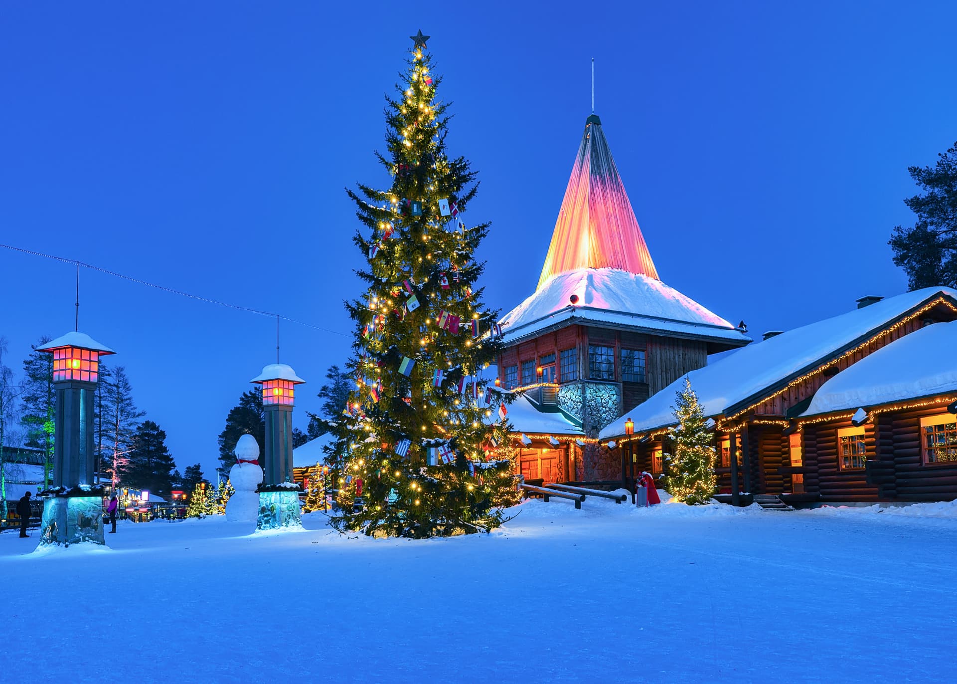Lumista talvimaisemaa ja valaistu joulukuusi Rovaniemellä